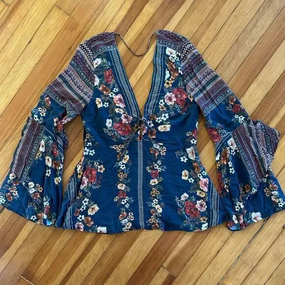 FARM Rio RARE Boho Floral Bell Sleeved Blouse Size M - Picture 1 of 6